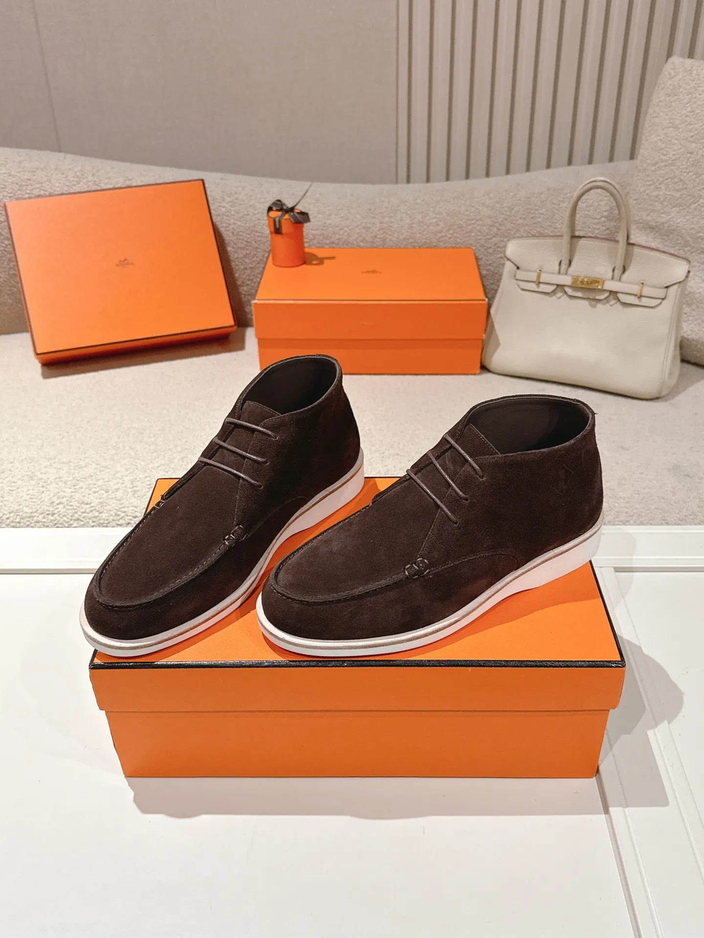 Men's Men's Shoes 660💰 Hermes men's size #26ss calfskin derby shoes, decorated with signature "H Diamant" details for a stylish and casual style. Fabric: Cow suede Lining: Mixed sheep lining Outsole: Genuine leather welt + original TPU Bottom thickness: 3CM Code number: 39-45 (customized at 46.47)